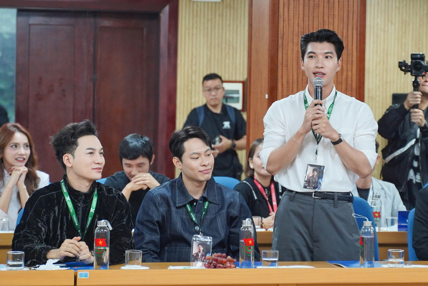 “Đội trưởng Trần” HIEUTHUHAI đại diện các “anh trai” cảm ơn sự quan tâm của T.Ư Đoàn, bộc bạch mong muốn có nhiều sân chơi hơn để nghệ sĩ có thể giao lưu, gần gũi hơn với người hâm mộ, cũng như các khán giả. Anh chia sẻ sẽ cùng các nghệ sĩ đóng góp nhiều hơn vào nền văn hóa nước nhà, với mong muốn góp phần giúp văn hóa Việt Nam có thể vươn tầm quốc tế. “Đội trưởng Trần” HIEUTHUHAI đại diện các “anh trai” cảm ơn sự quan tâm của T.Ư Đoàn, bộc bạch mong muốn có nhiều sân chơi hơn để nghệ sĩ có thể giao lưu, gần gũi hơn với người hâm mộ, cũng như các khán giả. Anh chia sẻ sẽ cùng các nghệ sĩ đóng góp nhiều hơn vào nền văn hóa nước nhà, với mong muốn góp phần giúp văn hóa Việt Nam có thể vươn tầm quốc tế.