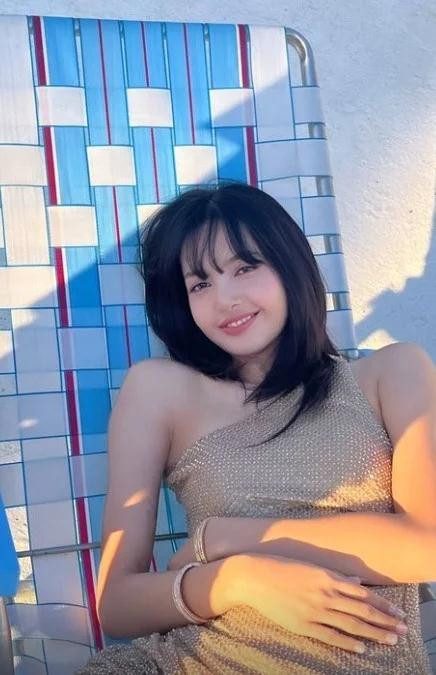 Cùng ngày, Lisa đã đăng một bức ảnh lên mạng xã hội cá nhân mà không kèm theo dòng chữ nào khác. Trong ảnh, Lisa đang nằm trên một chiếc ghế trông giống như một chiếc ghế trên bãi biển và nhìn vào ống kính. Bộ trang phục khoe vai càng làm nổi bật vẻ quyến rũ gợi cảm của Lisa. Lisa cũng khoe nét giản dị nhưng tỏa sáng với nụ cười thoải mái.