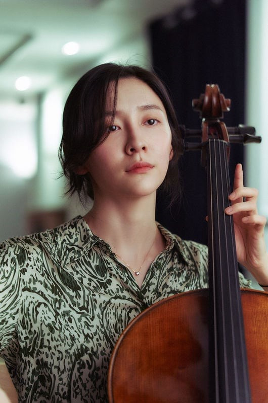 Park Ji Hyun đang thu hút sự chú ý nhờ màn trình diễn của cô trong Hidden Face. Trong đó, cô khiến toàn bộ cơ thể của mình trở thành tâm điểm chú ý bằng cách để lộ thân hình trần trụi. Rất nhiều khán giả tán thưởng không phải 'cảnh giường chiếu' mà là màn trình diễn đầy nhiệt huyết của Park Ji Hyun đã dệt nên cảm xúc và hoàn cảnh của nhân vật. Trong phim, Mi Joo, đàn em của Soo Yeon và là thành viên mới của dàn nhạc, gặp Seong Jin, người đang tìm kiếm Soo Yeon mất tích và vô tình yêu anh ấy một cách say đắm. Người xem cho rằng khi ngọn lửa ham muốn của Mi Joo bùng cháy mạnh mẽ hơn, Park Ji Hyun đã mang đến sự căng thẳng tột độ bằng diễn xuất điềm tĩnh nhưng giàu cảm xúc sâu sắc của mình. Park Ji Hyun chia sẻ: "Tôi không hề lo lắng khi thể hiện màn trình diễn 'lộ liễu' với vai Mi Joo. Tôi nghĩ rằng, đó không đơn giản chỉ là quyến rũ Seong Jin trước mặt Soo Yeon và việc lộ diện là điều chính yếu". Park Ji Hyun được đánh giá là người đã khiến câu chuyện trở nên sống động thông qua diễn xuất táo bạo và sức quyến rũ gợi cảm, can thiệp giữa hai người yêu nhau và làm rung chuyển cảm xúc cũng như mối quan hệ của họ. Cái nhìn sâu sắc của đạo diễn Kim, người đã phát hiện ra Lim Ji Yeon trong Human Addiction, đã tạo ra một 'ngôi sao' khác. Park Ji Hyun đang thu hút sự chú ý nhờ màn trình diễn của cô trong Hidden Face. Trong đó, cô khiến toàn bộ cơ thể của mình trở thành tâm điểm chú ý bằng cách để lộ thân hình trần trụi. Rất nhiều khán giả tán thưởng không phải 'cảnh giường chiếu' mà là màn trình diễn đầy nhiệt huyết của Park Ji Hyun đã dệt nên cảm xúc và hoàn cảnh của nhân vật. Trong phim, Mi Joo, đàn em của Soo Yeon và là thành viên mới của dàn nhạc, gặp Seong Jin, người đang tìm kiếm Soo Yeon mất tích và vô tình yêu anh ấy một cách say đắm. Người xem cho rằng khi ngọn lửa ham muốn của Mi Joo bùng cháy mạnh mẽ hơn, Park Ji Hyun đã mang đến sự căng thẳng tột độ bằng diễn xuất điềm tĩnh nhưng giàu cảm xúc sâu sắc của mình. Park Ji Hyun chia sẻ: "Tôi không hề lo lắng khi thể hiện màn trình diễn 'lộ liễu' với vai Mi Joo. Tôi nghĩ rằng, đó không đơn giản chỉ là quyến rũ Seong Jin trước mặt Soo Yeon và việc lộ diện là điều chính yếu". Park Ji Hyun được đánh giá là người đã khiến câu chuyện trở nên sống động thông qua diễn xuất táo bạo và sức quyến rũ gợi cảm, can thiệp giữa hai người yêu nhau và làm rung chuyển cảm xúc cũng như mối quan hệ của họ. Cái nhìn sâu sắc của đạo diễn Kim, người đã phát hiện ra Lim Ji Yeon trong Human Addiction, đã tạo ra một 'ngôi sao' khác.