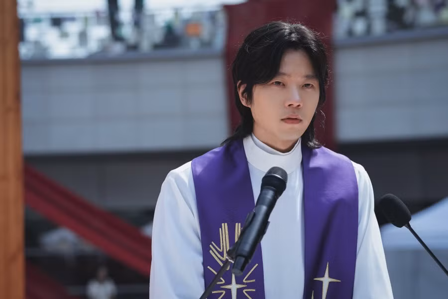 Jeon Seong Woo, người đã tạo ra những nhân vật độc đáo trong mỗi tác phẩm, dự kiến sẽ bộc lộ sự hiện diện của mình bằng cách thể hiện sâu sắc cảm xúc của ‘Seong-jae’, người an ủi mọi người như một linh mục trong khi cố gắng không tự mình gục ngã.