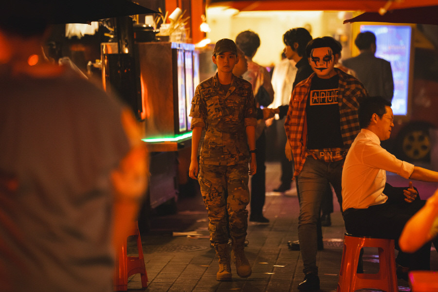 Kim Yun Hye, người thể hiện khía cạnh mạnh mẽ và trung thực để bảo vệ công dân, dự kiến sẽ để lại ấn tượng mạnh mẽ cho người xem bằng cách khắc họa hoàn hảo nhân vật ‘In-ah’, người chịu trách nhiệm quản lý vận chuyển tiếp tế và duy trì trật tự công cộng. Kim Yun Hye, người thể hiện khía cạnh mạnh mẽ và trung thực để bảo vệ công dân, dự kiến sẽ để lại ấn tượng mạnh mẽ cho người xem bằng cách khắc họa hoàn hảo nhân vật ‘In-ah’, người chịu trách nhiệm quản lý vận chuyển tiếp tế và duy trì trật tự công cộng.