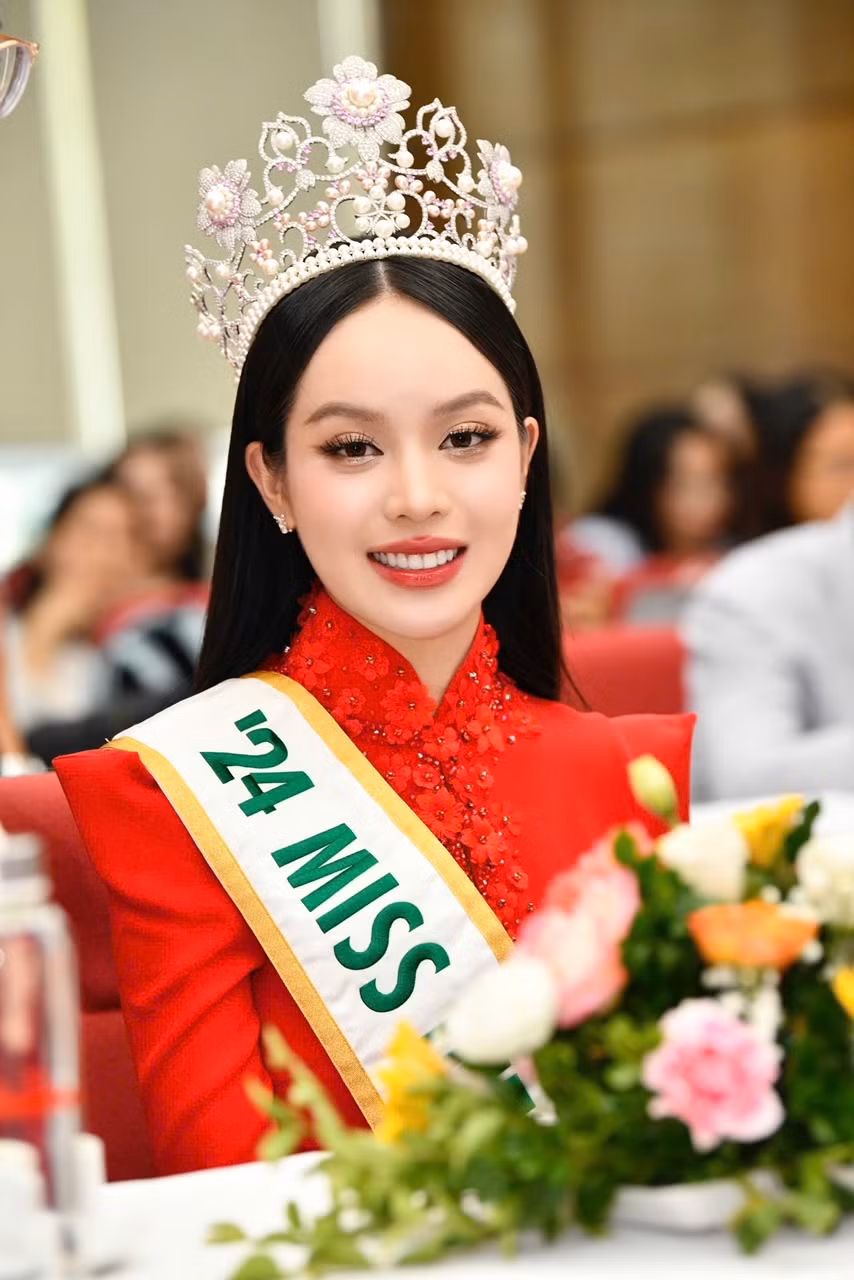 Trong suốt quá trình tham dự Miss International 2024, những người chị trong đại gia đình Hoa hậu Việt Nam như Đỗ Thị Hà, Dương Thùy Linh, Ngọc Hằng... luôn là nguồn cảm hứng của Hoa hậu Thanh Thuỷ. (Ảnh: Trọng Tài).
