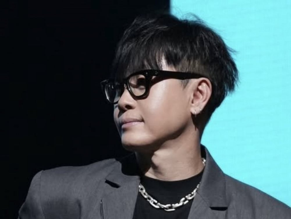 Trước đó cùng ngày, buổi hòa nhạc Like a Black and White Moviecủa Lee Seung Hwan dự kiến diễn ra vào ngày 4 và 5/12 đã bị hủy bỏ vì thiết quân luật. Tuy nhiên vào sáng ngày 4/12, Lee đã đăng trên Instagram: "Với lệnh thiết quân luật được dỡ bỏ, Like a Black and White Movie sẽ diễn ra theo đúng kế hoạch. Tôi xin lỗi vì sự nhầm lẫn này. Tôi có rất nhiều điều muốn nói hôm nay và tôi mong muốn được gặp các bạn với những câu chuyện và bài hát sâu sắc hơn". Trước đó cùng ngày, buổi hòa nhạc Like a Black and White Moviecủa Lee Seung Hwan dự kiến diễn ra vào ngày 4 và 5/12 đã bị hủy bỏ vì thiết quân luật. Tuy nhiên vào sáng ngày 4/12, Lee đã đăng trên Instagram: "Với lệnh thiết quân luật được dỡ bỏ, Like a Black and White Movie sẽ diễn ra theo đúng kế hoạch. Tôi xin lỗi vì sự nhầm lẫn này. Tôi có rất nhiều điều muốn nói hôm nay và tôi mong muốn được gặp các bạn với những câu chuyện và bài hát sâu sắc hơn".