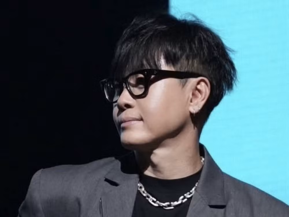 Trước đó cùng ngày, buổi hòa nhạc Like a Black and White Moviecủa Lee Seung Hwan dự kiến diễn ra vào ngày 4 và 5/12 đã bị hủy bỏ vì thiết quân luật. Tuy nhiên vào sáng ngày 4/12, Lee đã đăng trên Instagram: "Với lệnh thiết quân luật được dỡ bỏ, Like a Black and White Movie sẽ diễn ra theo đúng kế hoạch. Tôi xin lỗi vì sự nhầm lẫn này. Tôi có rất nhiều điều muốn nói hôm nay và tôi mong muốn được gặp các bạn với những câu chuyện và bài hát sâu sắc hơn".