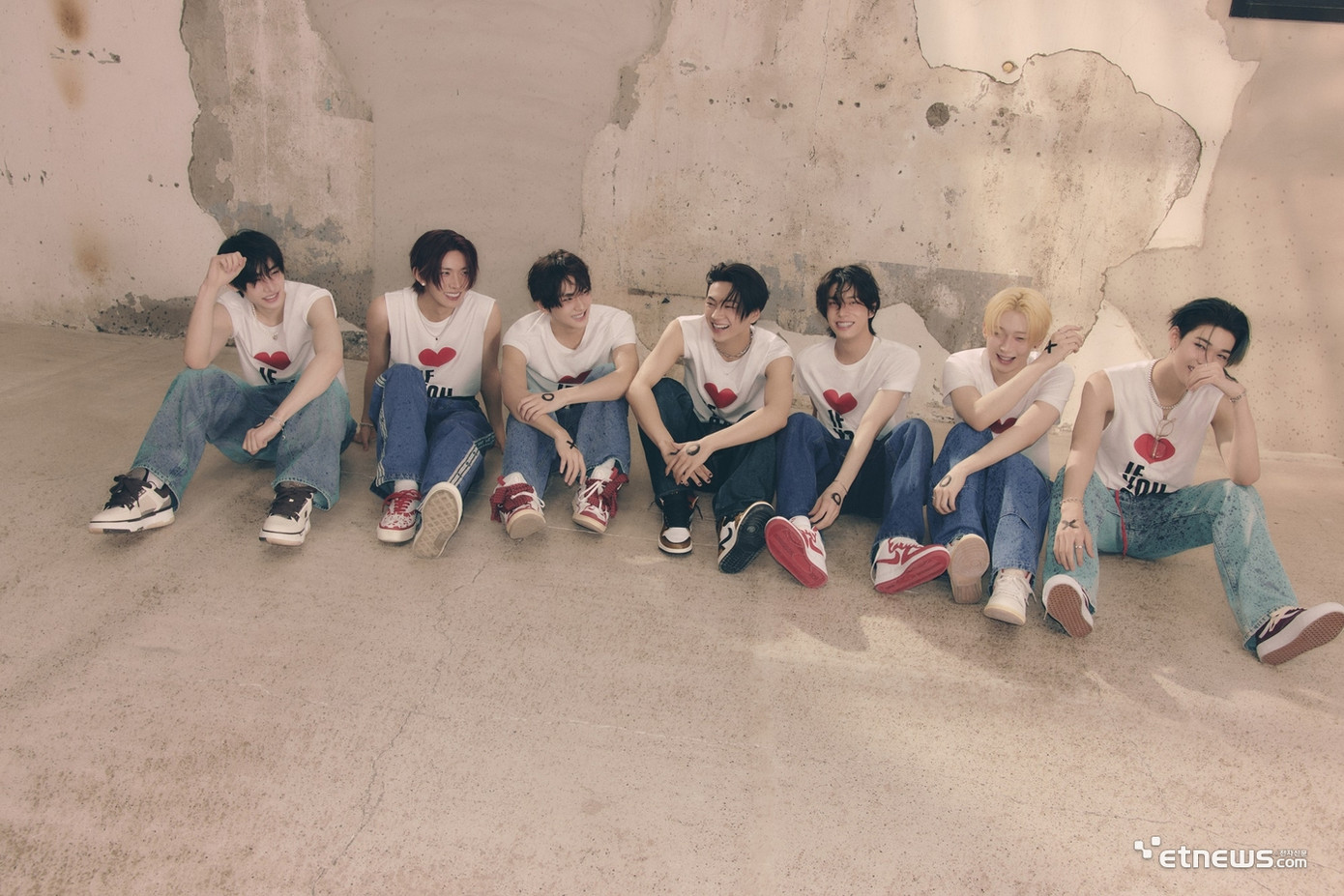 BeLift Lab (Các nghệ sĩ: ENHYPEN, ILLIT) có doanh thu: 55 tỷ Won (khoảng 40 triệu đôla) và thu nhập ròng là 16 tỷ Won (khoảng gần 12 triệu đôla). Trong đó, ENHYPEN vừa phát hành Highway 1009' Official Film trên kênh YouTube Hive Labels, thông báo về việc kết thúc các hoạt động chính thức của album thứ hai của mình. Album dài thứ 2 của ENHYPEN, ROMANCE: UNTOLD bắt đầu hoạt động vào ngày 12 tháng trước và kéo dài khoảng một tháng. ROMANCE: UNTOLD đã bán được 2,34 triệu bản trong tuần đầu tiên, đứng thứ 2 trên bảng xếp hạng Billboard 200 của Hoa Kỳ (tính đến ngày 27/7), đứng thứ 2 trên Bảng xếp hạng album hàng tuần Oricon của Nhật Bản (tính đến ngày 29/7) và bảng xếp hạng album tổng hợp, đồng thời đứng đầu bảng xếp hạng album trên Billboard Nhật Bản. Nó đã đạt được những kỷ lục hàng đầu trên một số bảng xếp hạng, bao gồm 'Doanh số album' (tính đến ngày 24/7) và Album Hot. Những kỷ lục này dẫn đến sự quan tâm đến sự phát triển khả năng âm nhạc của các thành viên trong album. Được sản xuất bởi Heeseung với nhiều màu sắc âm nhạc vượt xa tưởng tượng, 'đen tối', mộng mơ, bao gồm ca khúc chủ đề ngọt ngào XO (Only If You Say Yes), Hundred Broken Hearts với giọng hát đầy cảm xúc quyến rũ và Brought The Heat Back với khí chất sôi nổi của nhóm cũng được đề cao, chẳng hạn như Highway 1009 được hoàn thiện với lời bài hát do tất cả các thành viên viết và Hundred Broken Hearts mà Jeongwon tham gia sáng tác phần lời. Enhyphen đã một lần nữa ghi dấu ấn về tầm ảnh hưởng và sức hút của mình đối với công chúng toàn cầu với việc quảng bá cho full album thứ hai ROMANCE: UNTOLD.