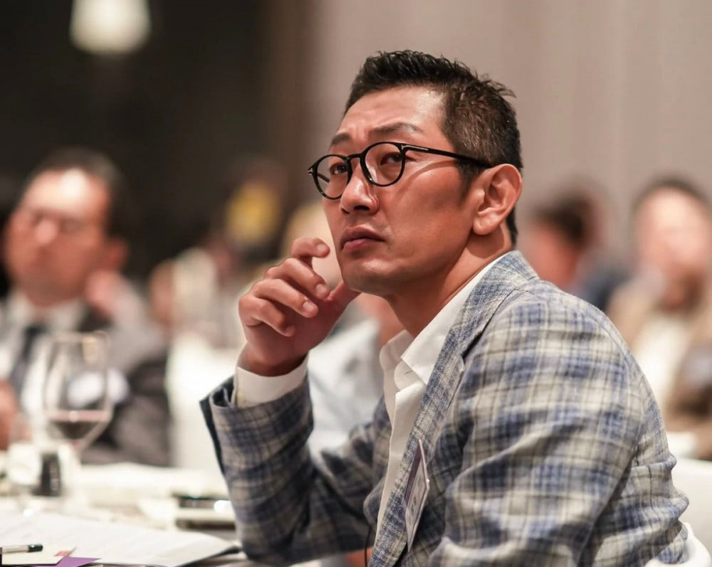 Vào ngày 4/12 theo giờ Hàn Quốc, Kim Chang Ryul đã đăng trên mạng xã hội: "Thiết quân luật. Thật sự là 'thiết quân luật'" cùng với một bức ảnh.Trong bức ảnh được chia sẻ, Kim Chang Ryul được nhìn thấy đang nhìn chằm chằm vào một nơi nào đó với vẻ mặt nghiêm túc. Thông qua cách chơi chữ của mình về thuật ngữ "thiết quân luật" (계엄), Kim đã bày tỏ cảm xúc lẫn lộn của mình về tình hình này. Vào ngày 4/12 theo giờ Hàn Quốc, Kim Chang Ryul đã đăng trên mạng xã hội: "Thiết quân luật. Thật sự là 'thiết quân luật'" cùng với một bức ảnh.Trong bức ảnh được chia sẻ, Kim Chang Ryul được nhìn thấy đang nhìn chằm chằm vào một nơi nào đó với vẻ mặt nghiêm túc. Thông qua cách chơi chữ của mình về thuật ngữ "thiết quân luật" (계엄), Kim đã bày tỏ cảm xúc lẫn lộn của mình về tình hình này.