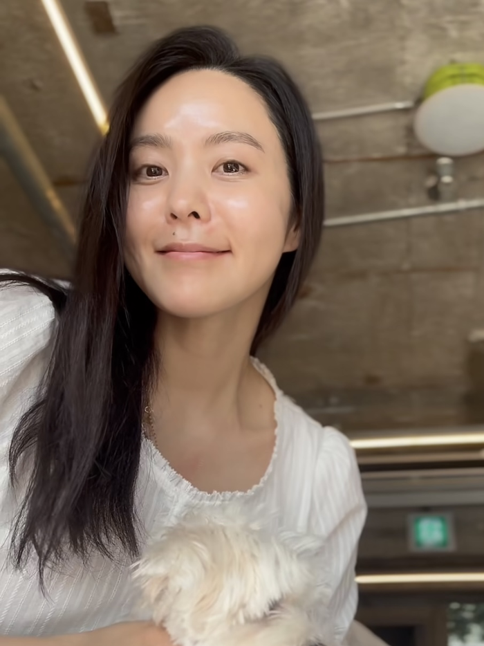 Park Ji Yoon kết hôn với đồng nghiệp của cô, phát thanh viên đài KBS, Choi Dong Seok, vào năm 2009 và cặp đôi có một con trai và một con gái. Tuy nhiên, vào tháng Mười năm ngoái, tin tức về việc họ chia tay sau 14 năm chung sống đã khiến nhiều người bị 'sốc'. Cả hai hiện đang trong quá trình kiện tụng ly hôn. Choi Dong Seok đã gây tranh cãi khi đăng một số nhận xét chỉ trích Park Ji Yoon trên tài khoản mạng xã hội cá nhân của mình. Park Ji Yoon được cho là đang sống giữa Seoul và Jeju, dành thời gian cho các con. Park Ji Yoon kết hôn với đồng nghiệp của cô, phát thanh viên đài KBS, Choi Dong Seok, vào năm 2009 và cặp đôi có một con trai và một con gái. Tuy nhiên, vào tháng Mười năm ngoái, tin tức về việc họ chia tay sau 14 năm chung sống đã khiến nhiều người bị 'sốc'. Cả hai hiện đang trong quá trình kiện tụng ly hôn. Choi Dong Seok đã gây tranh cãi khi đăng một số nhận xét chỉ trích Park Ji Yoon trên tài khoản mạng xã hội cá nhân của mình. Park Ji Yoon được cho là đang sống giữa Seoul và Jeju, dành thời gian cho các con.