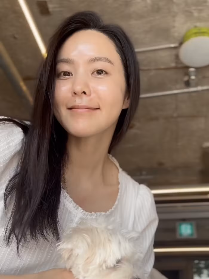Park Ji Yoon kết hôn với đồng nghiệp của cô, phát thanh viên đài KBS, Choi Dong Seok, vào năm 2009 và cặp đôi có một con trai và một con gái. Tuy nhiên, vào tháng Mười năm ngoái, tin tức về việc họ chia tay sau 14 năm chung sống đã khiến nhiều người bị 'sốc'. Cả hai hiện đang trong quá trình kiện tụng ly hôn. Choi Dong Seok đã gây tranh cãi khi đăng một số nhận xét chỉ trích Park Ji Yoon trên tài khoản mạng xã hội cá nhân của mình. Park Ji Yoon được cho là đang sống giữa Seoul và Jeju, dành thời gian cho các con.