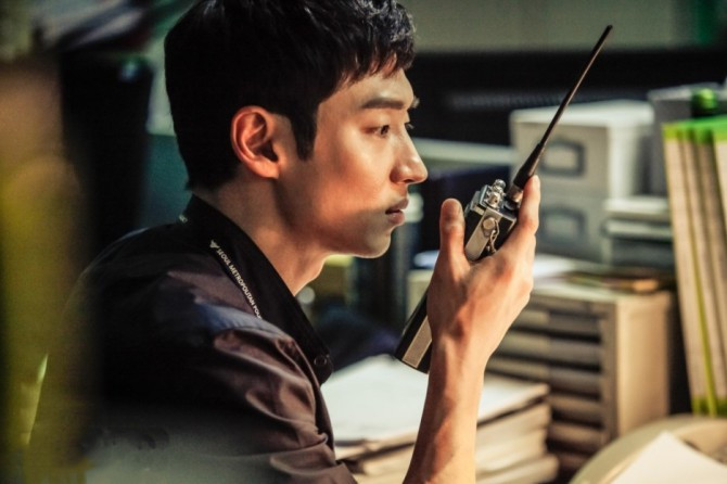 Signal kể câu chuyện về một nhóm thám tử cảnh sát sử dụng chiếc radio kỳ lạ có thể phát sóng từ quá khứ để giải quyết các vụ án bí ẩn. Bộ phim gốc đã nhận được nhiều lời khen ngợi nhờ cốt truyện hấp dẫn và diễn xuất mạnh mẽ của dàn 'sao' Lee Je Hoon, Jo Jin Woong và Kim Hye Soo. Signal kể câu chuyện về một nhóm thám tử cảnh sát sử dụng chiếc radio kỳ lạ có thể phát sóng từ quá khứ để giải quyết các vụ án bí ẩn. Bộ phim gốc đã nhận được nhiều lời khen ngợi nhờ cốt truyện hấp dẫn và diễn xuất mạnh mẽ của dàn 'sao' Lee Je Hoon, Jo Jin Woong và Kim Hye Soo.