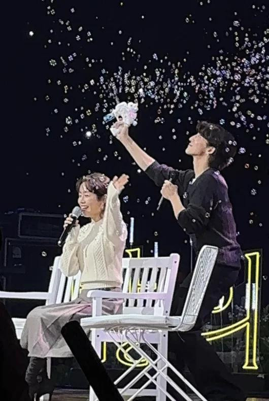 Trước đó, vào tháng 8/2023, Han Ji Min đã xuất hiện trong The Seasons: Choi Jung Hoon&apos;s Night Park và cả hai đã song ca A thought on an autumn night của Jannabi và Spring to Love của 10CM, đây là nhạc phim của bộ phim Our Blues của Han Ji Min.