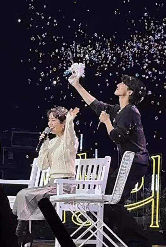 Trước đó, vào tháng 8/2023, Han Ji Min đã xuất hiện trong The Seasons: Choi Jung Hoon's Night Park và cả hai đã song ca A thought on an autumn night của Jannabi và Spring to Love của 10CM, đây là nhạc phim của bộ phim Our Blues của Han Ji Min. Trước đó, vào tháng 8/2023, Han Ji Min đã xuất hiện trong The Seasons: Choi Jung Hoon's Night Park và cả hai đã song ca A thought on an autumn night của Jannabi và Spring to Love của 10CM, đây là nhạc phim của bộ phim Our Blues của Han Ji Min.