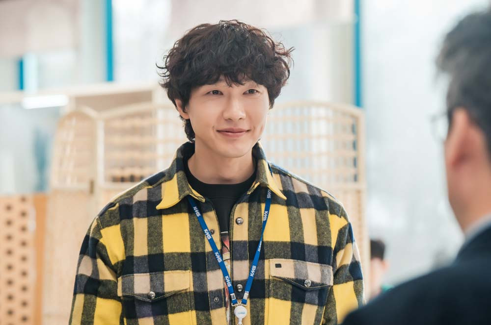 Ji Hyun Woo vào vai Go Pil Seung, một PD đầy nhiệt huyết với ước mơ thành công điên cuồng. Go Pil Seung là một người đàn ông có cá tính mạnh mẽ và thân thiện, đồng thời tràn đầy niềm đam mê với công việc. Trên trường quay bộ phim của mình, anh vướng vào mối quan hệ với Park Do Ra (do Im Soo Hyang thủ vai) và trải qua sự bối rối. Ji Hyun Woo vào vai Go Pil Seung, một PD đầy nhiệt huyết với ước mơ thành công điên cuồng. Go Pil Seung là một người đàn ông có cá tính mạnh mẽ và thân thiện, đồng thời tràn đầy niềm đam mê với công việc. Trên trường quay bộ phim của mình, anh vướng vào mối quan hệ với Park Do Ra (do Im Soo Hyang thủ vai) và trải qua sự bối rối.