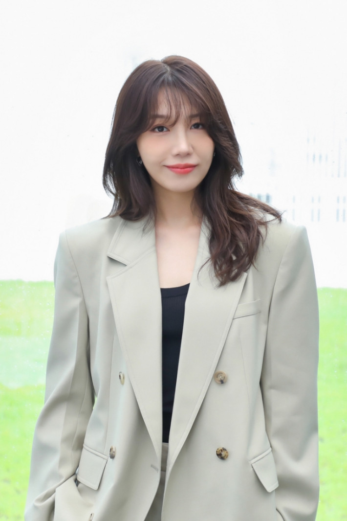 Jeong Eun Ji của Apink, người đóng vai chính trong bộ phim truyền hình gần đây Miss Night and Day đứng ở vị trí thứ năm với chỉ số danh tiếng thương hiệu là 3.975.926. Giọng ca nội lực của nhóm Apink đồng thời là diễn viên có khả năng diễn xuất vượt trội. Các thành viên ở vị trí 'main vocal' trong các nhóm nhạc thần tượng thường tập trung vào các hoạt động solo khi họ có nhiều năm kinh nghiệm, nhưng Jeong Eun Ji thì khác. Nữ thần tượng bước chân vào diễn xuất từ rất sớm và liên tục tích lũy thành tích trong hơn 10 năm, kể từ Reply 1997. Jeong Eun Ji của Apink, người đóng vai chính trong bộ phim truyền hình gần đây Miss Night and Day đứng ở vị trí thứ năm với chỉ số danh tiếng thương hiệu là 3.975.926. Giọng ca nội lực của nhóm Apink đồng thời là diễn viên có khả năng diễn xuất vượt trội. Các thành viên ở vị trí 'main vocal' trong các nhóm nhạc thần tượng thường tập trung vào các hoạt động solo khi họ có nhiều năm kinh nghiệm, nhưng Jeong Eun Ji thì khác. Nữ thần tượng bước chân vào diễn xuất từ rất sớm và liên tục tích lũy thành tích trong hơn 10 năm, kể từ Reply 1997.