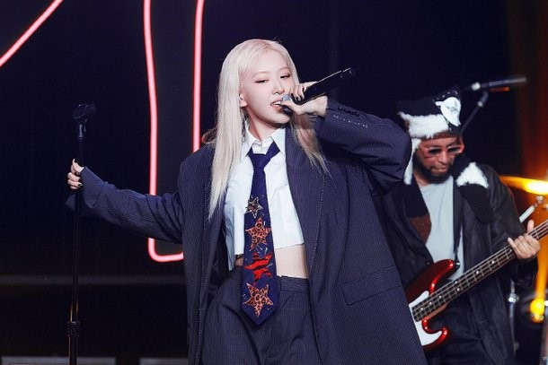 Rosé chiếm vị trí dẫn đầu về doanh số bán album bán lẻ hàng tuần của Circle Chart tuần thứ 50, ghi nhận kết quả áp đảo. Trong bảng xếp hạng này được tổng hợp từ ngày 8 đến 14/12, album Rosie của Rosé đứng đầu với doanh số 240.412 bản. Đây được đánh giá là kết quả của sự kết hợp giữa fandom toàn cầu của Rosé và cảm quan âm nhạc có một không hai. Đặc biệt, bảng xếp hạng album bán lẻ có ý nghĩa hơn vì nó dựa trên doanh số bán hàng offline của băng, LP, CD, USB và bộ kit. Rosé chiếm vị trí dẫn đầu về doanh số bán album bán lẻ hàng tuần của Circle Chart tuần thứ 50, ghi nhận kết quả áp đảo. Trong bảng xếp hạng này được tổng hợp từ ngày 8 đến 14/12, album Rosie của Rosé đứng đầu với doanh số 240.412 bản. Đây được đánh giá là kết quả của sự kết hợp giữa fandom toàn cầu của Rosé và cảm quan âm nhạc có một không hai. Đặc biệt, bảng xếp hạng album bán lẻ có ý nghĩa hơn vì nó dựa trên doanh số bán hàng offline của băng, LP, CD, USB và bộ kit.