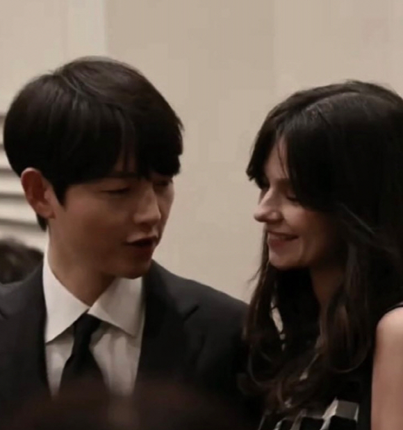 Trong một cuộc bình chọn gần đây do cổng thông tin cộng đồng nổi tiếng Hàn Quốc DC Inside thực hiện, Song Joong Ki đứng thứ ba trong danh sách Những ngôi sao có cuộc sống tốt hơn hậu ly hôn và đang chuẩn bị chào đón sự ra đời của đứa con thứ hai.