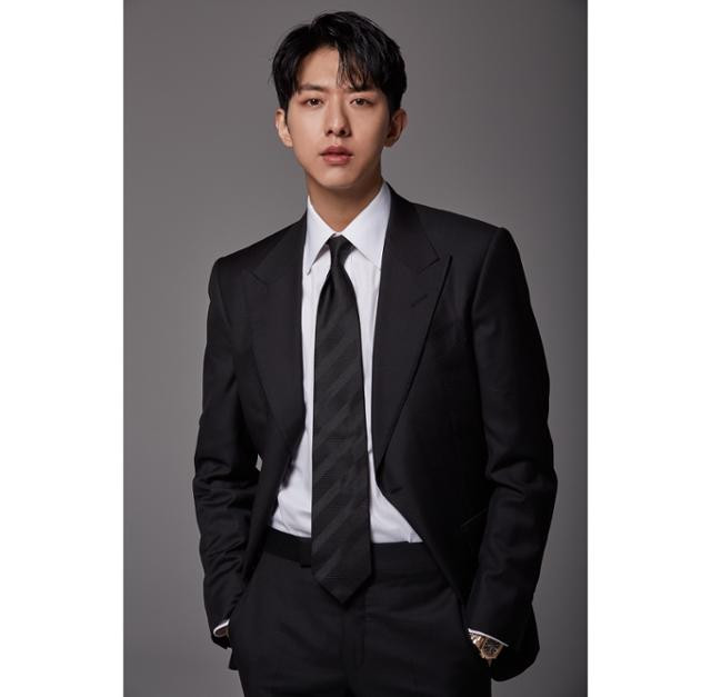 Lee Jung Shin đảm nhận vai Hwang Chan Seong, giám đốc điều hành của Save Company, trang cổng thông tin lớn nhất Hàn Quốc. Hwang Chan Seong ban đầu là người kế vị "Hoàng đế Ilbo", một trong ba công ty báo chí hàng đầu Hàn Quốc, nhưng anh đã được công nhận về kỹ năng của mình khi chiếm vị trí dẫn đầu về thị phần trong lĩnh vực kinh doanh trang cổng thông tin mà anh đã từ bỏ mọi thứ để nhảy vào. Anh ấy hoàn hảo về hình ảnh, vóc dáng và khả năng cũng như bắt đầu quan tâm đến Han Mone (Lee Yu Bi). Lee Jung Shin đã thử diễn xuất chuyên nghiệp lần đầu tiên trong Starfire. Khán giả kỳ vọng rất cao vào việc Lee Jung Shin sẽ mang đến sự thay đổi diễn xuất như thế nào khi tham gia với tư cách là gương mặt mới trong Resurrection of the Seven. Lee Jung Shin đảm nhận vai Hwang Chan Seong, giám đốc điều hành của Save Company, trang cổng thông tin lớn nhất Hàn Quốc. Hwang Chan Seong ban đầu là người kế vị "Hoàng đế Ilbo", một trong ba công ty báo chí hàng đầu Hàn Quốc, nhưng anh đã được công nhận về kỹ năng của mình khi chiếm vị trí dẫn đầu về thị phần trong lĩnh vực kinh doanh trang cổng thông tin mà anh đã từ bỏ mọi thứ để nhảy vào. Anh ấy hoàn hảo về hình ảnh, vóc dáng và khả năng cũng như bắt đầu quan tâm đến Han Mone (Lee Yu Bi). Lee Jung Shin đã thử diễn xuất chuyên nghiệp lần đầu tiên trong Starfire. Khán giả kỳ vọng rất cao vào việc Lee Jung Shin sẽ mang đến sự thay đổi diễn xuất như thế nào khi tham gia với tư cách là gương mặt mới trong Resurrection of the Seven.
