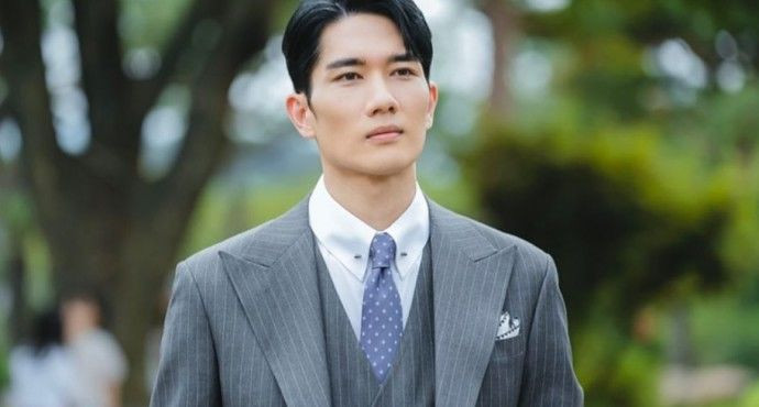 Um Tae Goo, nam diễn viên đang cho thấy sự đáng yêu chưa từng thấy trước đây trong bộ phim hài lãng mạn đầu tiên kể từ khi ra mắt, My Sweet Mobster đứng thứ ba với chỉ số danh tiếng thương hiệu là 2.242.833 trong tháng Bảy.