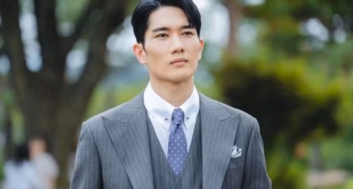 Um Tae Goo, nam diễn viên đang cho thấy sự đáng yêu chưa từng thấy trước đây trong bộ phim hài lãng mạn đầu tiên kể từ khi ra mắt, My Sweet Mobster đứng thứ ba với chỉ số danh tiếng thương hiệu là 2.242.833 trong tháng Bảy.