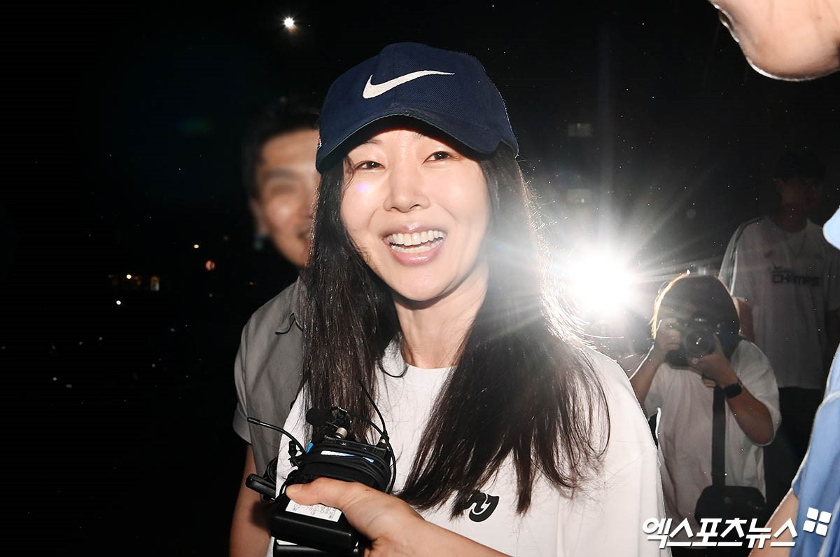 Source Music muốn ra mắt “N Team” trong khi Min Hee Jin muốn rút “N Team” khỏi công ty. Cuối cùng, Min Hee Jin đã thắng. Source Music cho phép “N Team” rời đi vào tháng 9/2021 và thay vào đó ra mắt “S Team” vào tháng 5/2022. Source Music muốn ra mắt “N Team” trong khi Min Hee Jin muốn rút “N Team” khỏi công ty. Cuối cùng, Min Hee Jin đã thắng. Source Music cho phép “N Team” rời đi vào tháng 9/2021 và thay vào đó ra mắt “S Team” vào tháng 5/2022.