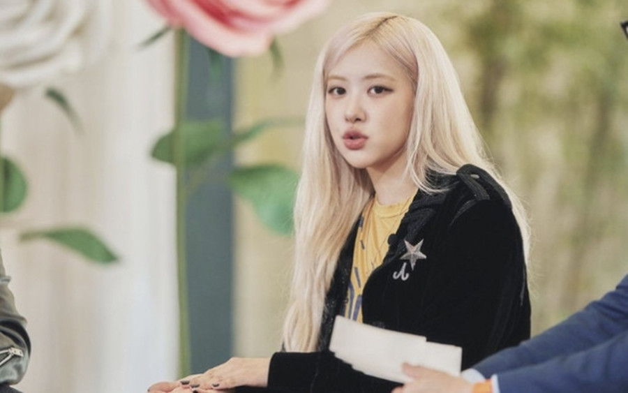 Rosé (BLACKPINK) dự kiến xuất hiện trên You Quiz on the Block của tvN, sẽ phát sóng vào ngày 4/12, trong tư cách là người đã nổi tiếng toàn cầu, với bài hát gần đây APT., nhưng buộc phải hủy bỏ trong bối cảnh tình hình chính trị hỗn loạn, khi Tổng thống Yoon Seok Yeol đã tuyên bố thiết quân luật và dỡ bỏ, 6 giờ sau đó. Rosé (BLACKPINK) dự kiến xuất hiện trên You Quiz on the Block của tvN, sẽ phát sóng vào ngày 4/12, trong tư cách là người đã nổi tiếng toàn cầu, với bài hát gần đây APT., nhưng buộc phải hủy bỏ trong bối cảnh tình hình chính trị hỗn loạn, khi Tổng thống Yoon Seok Yeol đã tuyên bố thiết quân luật và dỡ bỏ, 6 giờ sau đó.