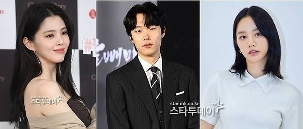Ryu Jun Yeol và Hyeri tuyên bố vào tháng 11 năm ngoái rằng, họ sẽ đường ai nấy đi sau 7 năm hẹn hò. Và khoảng 4 tháng sau, có tin Ryu Jun Yeol và Han So Hee đã yêu nhau được 3 tháng. Ryu Jun Yeol và Hyeri tuyên bố vào tháng 11 năm ngoái rằng, họ sẽ đường ai nấy đi sau 7 năm hẹn hò. Và khoảng 4 tháng sau, có tin Ryu Jun Yeol và Han So Hee đã yêu nhau được 3 tháng.