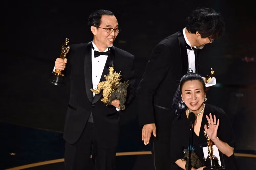 Là tác phẩm kỉ niệm 70 năm ra đời bộ phim Godzilla đầu tiên năm 1954, Godzilla Minus One cũng vừa thắng lớn tại Lễ trao giải Điện ảnh Viện Hàn lâm Nhật Bản lần thứ 47, diễn ra ở Tokyo ngày 8/3 (giờ địa phương) với 8/12 đề cử, trước khi giành giải thưởng Oscar danh giá ở hạng mục "Hiệu ứng hình ảnh xuất sắc nhất".