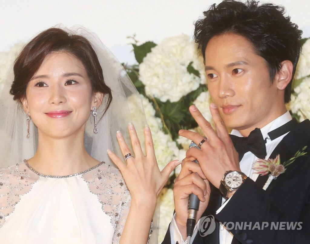 Lee Bo Young cùng chồng là nam diễn viên hàng đầu Ji Sung được mệnh danh là &apos;cặp đôi si tình&apos; khi tiết lộ từng tính đến chuyện giã từ làng giải trí để kết hôn. Cặp đôi đã chung sống được 11 năm và có 2 con nhưng vẫn ngọt ngào như thuở mới yêu. Hai vợ chồng cũng không ngại khoe về gia đình trên mạng xã hội và thường xuyên xuất hiện công khai bên nhau.