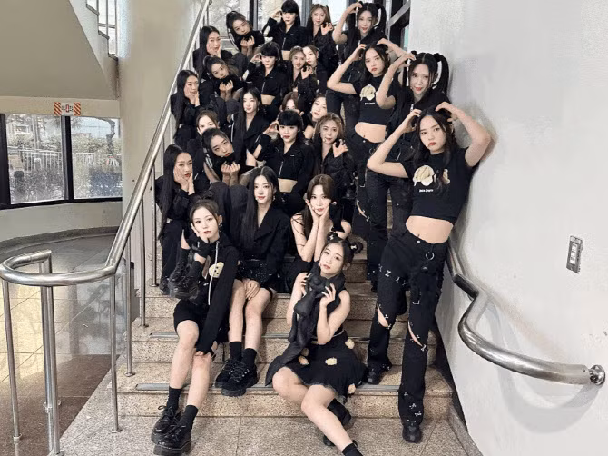 TripleS (nhóm nhạc gồm 24 thành viên, đông nhất trong lịch sử K-pop) lọt vào top 5, với chỉ số danh tiếng thương hiệu là 2.553.846, đánh dấu mức tăng 51,01% về điểm số của họ kể từ tháng Bảy.