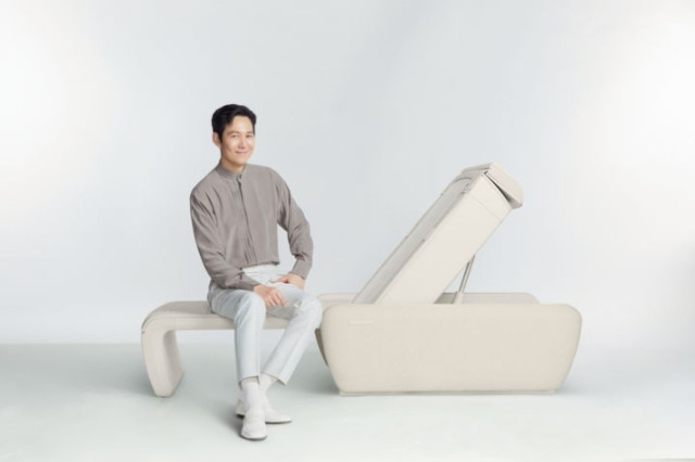 Lee Jung Jae vừa xuất hiện với vai trò khách mời đặc biệt trong Revolver, đóng vai Im Seok Yong người yêu của Ha Soo Young (do Jeon Do-yeon thủ vai). Anh ta là người đổ lỗi cho Sooyoung về vụ án tham nhũng liên quan đến Andy và biến mất vào ngày Sooyoung ra tù, chỉ để lại chai rượu whisky cùng Yoon Seon (Lim Ji Yeon).