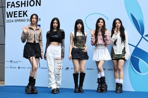 So Sung Jin lần đầu chọn Minji vào năm 2018. Hanni được chọn vào tháng 11/2019 thông qua Plus Global Audition. Haerin vướng vào vụ án vào tháng 11/2019. Khi đó, cô đang là thực tập sinh ở một công ty khác. Vào tháng 12/2019, mẹ cô đã liên hệ với Source Music và cuối cùng, cô chuyển sang Source Music vào tháng 2/2020. Danielle là cựu thực tập sinh của YG Entertainment và gia nhập Source Music vào tháng 7/2020. Vì vậy, Sung Jin đã đích thân làm việc để tuyển dụng Hyein, gặp trực tiếp và thuyết phục bố mẹ cô. Hyein ký vào tháng 1/2021. So Sung Jin lần đầu chọn Minji vào năm 2018. Hanni được chọn vào tháng 11/2019 thông qua Plus Global Audition. Haerin vướng vào vụ án vào tháng 11/2019. Khi đó, cô đang là thực tập sinh ở một công ty khác. Vào tháng 12/2019, mẹ cô đã liên hệ với Source Music và cuối cùng, cô chuyển sang Source Music vào tháng 2/2020. Danielle là cựu thực tập sinh của YG Entertainment và gia nhập Source Music vào tháng 7/2020. Vì vậy, Sung Jin đã đích thân làm việc để tuyển dụng Hyein, gặp trực tiếp và thuyết phục bố mẹ cô. Hyein ký vào tháng 1/2021.