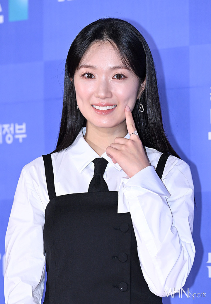 Kim Hye Yoon sẽ vào vai Eun Ho, một con cáo chín đuôi lập dị thuộc thế hệ Z không có hứng thú trở thành người. Tận hưởng tuổi trẻ vĩnh cửu và những điều thú vị của cuộc sống con người, Eun Ho tránh xa những việc làm tốt và thích những trò nghịch ngợm nhỏ. Tuy nhiên, một sự kiện bất ngờ đã phá vỡ cuộc sống vốn có của Eun Ho. Về vai diễn của mình, Kim Hye Yoon chia sẻ: "Tôi rất háo hức được chào đón khán giả thông qua Human Starting from Today. Tôi sẽ đảm nhận một vai diễn mới và thể hiện kỹ năng diễn xuất của mình, vì vậy tôi hy vọng các bạn sẽ mong đợi và quan tâm nhiều hơn". Kim Hye Yoon hiện đang bay đến Hồng Kông qua Sân bay Quốc tế Seoul ở Jung Gu, Inch vào sáng nay (9/9) để thực hiện lịch trình quảng bá ở nước ngoài. Kim Hye Yoon sẽ vào vai Eun Ho, một con cáo chín đuôi lập dị thuộc thế hệ Z không có hứng thú trở thành người. Tận hưởng tuổi trẻ vĩnh cửu và những điều thú vị của cuộc sống con người, Eun Ho tránh xa những việc làm tốt và thích những trò nghịch ngợm nhỏ. Tuy nhiên, một sự kiện bất ngờ đã phá vỡ cuộc sống vốn có của Eun Ho. Về vai diễn của mình, Kim Hye Yoon chia sẻ: "Tôi rất háo hức được chào đón khán giả thông qua Human Starting from Today. Tôi sẽ đảm nhận một vai diễn mới và thể hiện kỹ năng diễn xuất của mình, vì vậy tôi hy vọng các bạn sẽ mong đợi và quan tâm nhiều hơn". Kim Hye Yoon hiện đang bay đến Hồng Kông qua Sân bay Quốc tế Seoul ở Jung Gu, Inch vào sáng nay (9/9) để thực hiện lịch trình quảng bá ở nước ngoài.