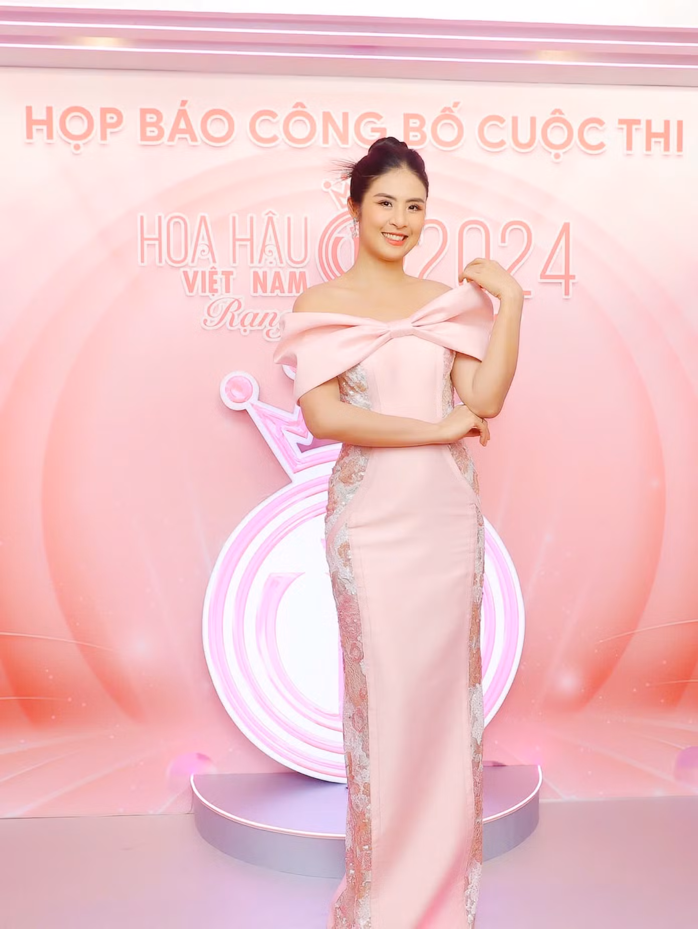 Hoa hậu Việt Nam năm 2010 Đặng Thị Ngọc Hân:" Cuộc thi ngày càng đến gần với các bạn trẻ. Hy vọng Hoa hậu Việt Nam 2024 thu hút nhiều thí sinh tài năng, duyên dáng và tìm ra cô gái xứng đáng, phù hợp tiêu chí của cuộc thi cho ngôi vị cao nhất".