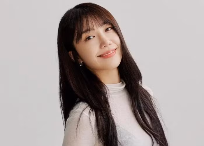 Jeong Eun Ji của Apink đã vươn lên vị trí thứ ba sau khi chứng kiến mức tăng đáng kinh ngạc 171,24% trong chỉ số danh tiếng thương hiệu của mình, nâng tổng số điểm của cô trong tháng Bảy lên 3.398.443.