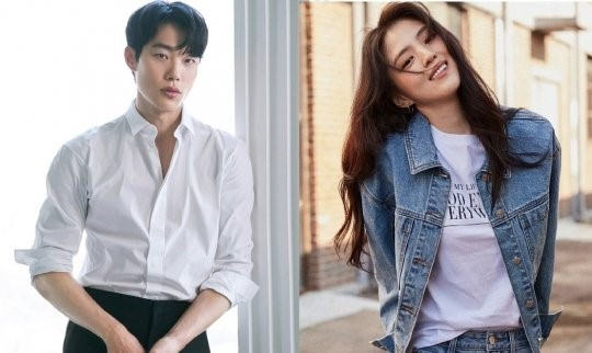 Ryu Jun Yeol và Han So Hee chắc hẳn đã có khoảng thời gian ngọt ngào ở Hawaii, cuối cùng lại trở về Hàn Quốc một cách riêng biệt và đang thể hiện những hành vi rất khác nhau sau khi công bố mối quan hệ của mình. Ryu Jun Yeol 'nhập cảnh riêng' ngày hôm qua (17/3) và Han So Hee hôm nay (18/3). Các cuộc thảo luận liên quan đến bộ phim mới Deception của đạo diễn Han Jae Rim, trong đó Ryu Jun Yeol được mời đóng vai họa sĩ và Han So Hee nhận vai ma cà rồng vẫn đang diễn ra. Deception dựa trên webtoon cùng tên, lấy bối cảnh ở Kyungseong vào năm 1935 và Thượng Hải vào những năm 1800. Phim kể về họa sĩ được giao nhiệm vụ vẽ bức chân dung của một phụ nữ ma cà rồng hấp dẫn. Ryu Jun Yeol và Han So Hee chắc hẳn đã có khoảng thời gian ngọt ngào ở Hawaii, cuối cùng lại trở về Hàn Quốc một cách riêng biệt và đang thể hiện những hành vi rất khác nhau sau khi công bố mối quan hệ của mình. Ryu Jun Yeol 'nhập cảnh riêng' ngày hôm qua (17/3) và Han So Hee hôm nay (18/3). Các cuộc thảo luận liên quan đến bộ phim mới Deception của đạo diễn Han Jae Rim, trong đó Ryu Jun Yeol được mời đóng vai họa sĩ và Han So Hee nhận vai ma cà rồng vẫn đang diễn ra. Deception dựa trên webtoon cùng tên, lấy bối cảnh ở Kyungseong vào năm 1935 và Thượng Hải vào những năm 1800. Phim kể về họa sĩ được giao nhiệm vụ vẽ bức chân dung của một phụ nữ ma cà rồng hấp dẫn.