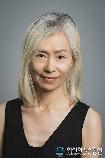 Ngoài diễn viên kỳ cựu Lee Soon Jae, bộ phim còn có sự góp mặt của diễn viên 'gạo cội' Ye Soo Jeong trong vai một nhà biên kịch đã biến Lee Soon Jae từ một diễn viên quốc dân trở thành một kẻ bạo hành. Ye Soo Jeong đã thể hiện sự biến đổi diễn xuất độc đáo qua nhân vật có tính cách vui vẻ, 'nóng bỏng' và mang đến niềm vui mới mẻ bằng cách thể hiện 'phản ứng hóa học' hoàn hảo với các nhân vật tràn đầy năng lượng của phim. Ngoài diễn viên kỳ cựu Lee Soon Jae, bộ phim còn có sự góp mặt của diễn viên 'gạo cội' Ye Soo Jeong trong vai một nhà biên kịch đã biến Lee Soon Jae từ một diễn viên quốc dân trở thành một kẻ bạo hành. Ye Soo Jeong đã thể hiện sự biến đổi diễn xuất độc đáo qua nhân vật có tính cách vui vẻ, 'nóng bỏng' và mang đến niềm vui mới mẻ bằng cách thể hiện 'phản ứng hóa học' hoàn hảo với các nhân vật tràn đầy năng lượng của phim.