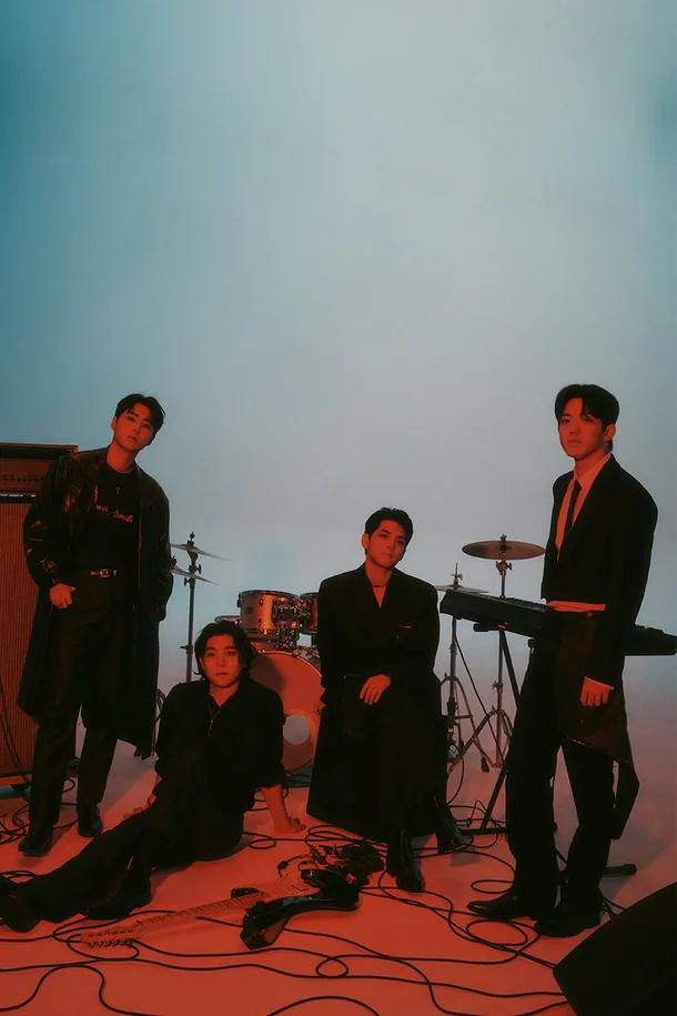 DAY6 ra mắt vào năm 2015, là ban nhạc được thành lập bởi một công ty giải trí chuyên về thần tượng nhưng không tuân theo 'ngữ pháp thần tượng' mà tập trung vào âm nhạc. Về việc đạt được thành tích đứng đầu bảng xếp hạng lần đầu tiên sau 9 năm với ca khúc mới Melt Down, DAY6 đã chia sẻ: "Chúng tôi hạnh phúc đến mức nước mắt trào ra và nhận ra rằng có rất nhiều người đã ở bên cạnh mình. Chúng tôi có thể giành được hạng nhất nhờ có My Day (tên fandom) đã giúp đỡ và luôn ủng hộ, yêu thương chúng tôi hơn bất cứ điều gì khác. Cảm ơn các bạn. Chúng tôi sẽ cố gắng truyền tải niềm hạnh phúc mà mình đã nhận được thông qua âm nhạc hay hơn nữa. Cảm ơn các bạn từ tận đáy lòng”. DAY6 ra mắt vào năm 2015, là ban nhạc được thành lập bởi một công ty giải trí chuyên về thần tượng nhưng không tuân theo 'ngữ pháp thần tượng' mà tập trung vào âm nhạc. Về việc đạt được thành tích đứng đầu bảng xếp hạng lần đầu tiên sau 9 năm với ca khúc mới Melt Down, DAY6 đã chia sẻ: "Chúng tôi hạnh phúc đến mức nước mắt trào ra và nhận ra rằng có rất nhiều người đã ở bên cạnh mình. Chúng tôi có thể giành được hạng nhất nhờ có My Day (tên fandom) đã giúp đỡ và luôn ủng hộ, yêu thương chúng tôi hơn bất cứ điều gì khác. Cảm ơn các bạn. Chúng tôi sẽ cố gắng truyền tải niềm hạnh phúc mà mình đã nhận được thông qua âm nhạc hay hơn nữa. Cảm ơn các bạn từ tận đáy lòng”.