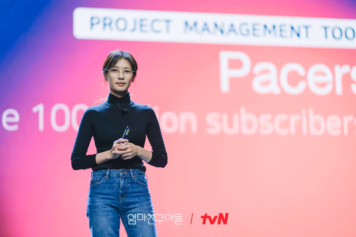 Những bức ảnh tĩnh mới phát hành ghi lại thời kỳ đỉnh cao của cuộc đời Bae Seok Ryu khi mọi thứ diễn ra suôn sẻ. Bae Seok Ryu tốt nghiệp một trường đại học danh tiếng tại Hoa Kỳ với điểm số xuất sắc, gia nhập một tập đoàn toàn cầu và đã đi một con đường hoàn hảo mà không có bất kỳ sự gián đoạn nào. Trong đó, bức ảnh Jung So Min đang diễn thuyết đặc biệt để lại ấn tượng với cộng đồng mạng vì trang phục gợi nhớ đến Steve Jobs. Jung So Min chia sẻ: “Bae Seok Ryu là một nhân vật, trong khi chạy trên con đường thành công được xã hội ngầm định, bắt đầu cảm thấy chán nản với cuộc sống đó do một số sự kiện nhất định và tìm kiếm con đường riêng của mình. Tôi cũng đôi khi cảm thấy choáng ngợp trước cuộc sống và đang dần học cách sống theo nhịp độ của riêng mình. Đó là lý do tại sao tôi không thể không đồng cảm với Seok Ryu và tiếp cận nhân vật này với một trái tim ủng hộ cô ấy”. Những bức ảnh tĩnh mới phát hành ghi lại thời kỳ đỉnh cao của cuộc đời Bae Seok Ryu khi mọi thứ diễn ra suôn sẻ. Bae Seok Ryu tốt nghiệp một trường đại học danh tiếng tại Hoa Kỳ với điểm số xuất sắc, gia nhập một tập đoàn toàn cầu và đã đi một con đường hoàn hảo mà không có bất kỳ sự gián đoạn nào. Trong đó, bức ảnh Jung So Min đang diễn thuyết đặc biệt để lại ấn tượng với cộng đồng mạng vì trang phục gợi nhớ đến Steve Jobs. Jung So Min chia sẻ: “Bae Seok Ryu là một nhân vật, trong khi chạy trên con đường thành công được xã hội ngầm định, bắt đầu cảm thấy chán nản với cuộc sống đó do một số sự kiện nhất định và tìm kiếm con đường riêng của mình. Tôi cũng đôi khi cảm thấy choáng ngợp trước cuộc sống và đang dần học cách sống theo nhịp độ của riêng mình. Đó là lý do tại sao tôi không thể không đồng cảm với Seok Ryu và tiếp cận nhân vật này với một trái tim ủng hộ cô ấy”.