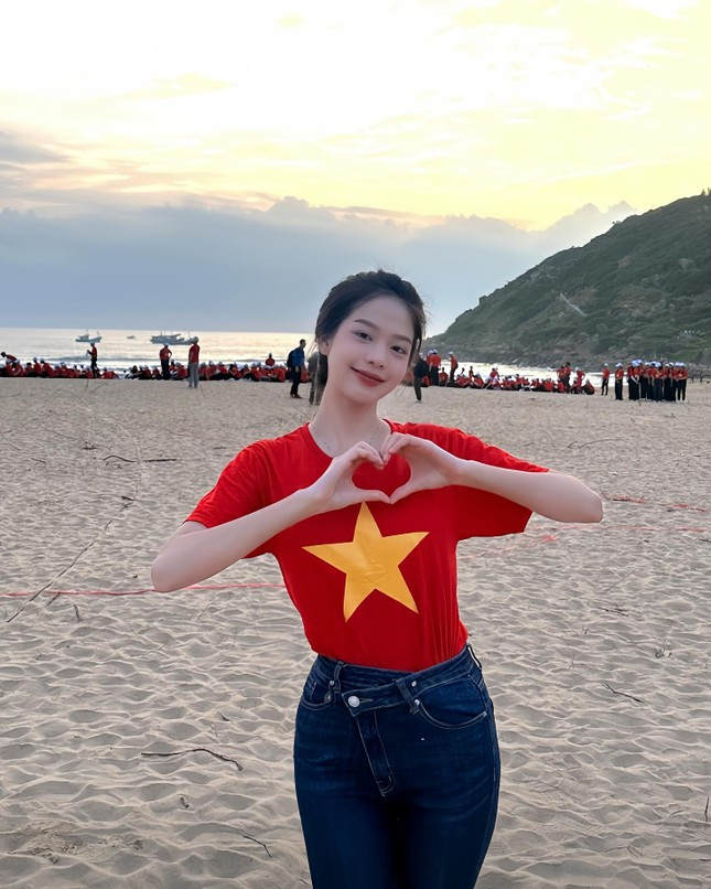 Hoa hậu Thanh Thuỷ luôn giữ sự giản dị, hồn nhiên, nhưng không quên sứ mệnh lẫn trách nhiệm của một Hoa hậu Việt Nam 2022 và giờ là Hoa hậu Quốc tế 2024. "Chiếc vương miện không phải là áp lực mà là động lực’, Thanh Thuỷ tâm sự.