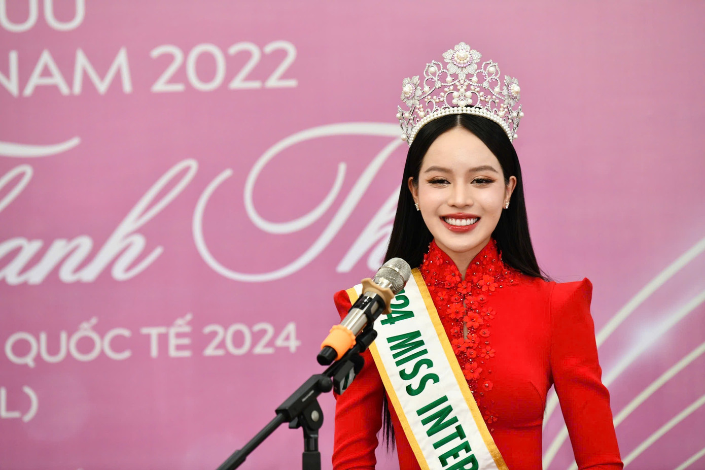 Hoa hậu Thanh Thủy gửi lời cảm ơn Ban tổ chức Hoa hậu Việt Nam đã trao cho mình cho danh hiệu cao quý, trao cho Thanh Thủy cơ hội mang nét đẹp người con gái Việt, truyền thống văn hóa Việt ra quốc tế. (Ảnh: Trọng Tài)