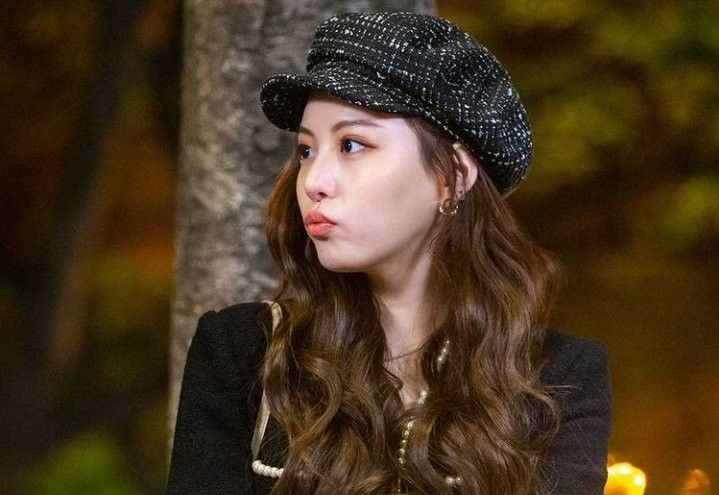 Lee Yul Eum sẽ vào vai Rena, một cựu thần tượng chuyển sang làm diễn viên đã vươn lên đỉnh cao nhờ vẻ đẹp và sự may mắn đặc biệt của mình. Cô ấy cứng rắn và có đủ sức mạnh tinh thần để tồn tại trong ngành, tuy nhiên, cuộc sống của cô ấy bị lung lay khi Baek Ah Jin và Yoon Jun Seo xuất hiện trong cuộc đời cô. Vì bất lực mà yêu Yoon Joon Seo, Rena đã bị cuốn vào một mối tình đơn phương vô tận chỉ khiến cô tuyệt vọng.