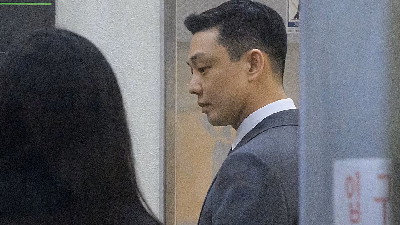 Yoo Ah In cũng bày tỏ sự ăn năn: "Tôi đã suy ngẫm sâu sắc về những việc làm sai trái của mình liên quan đến vụ việc này và chân thành xin lỗi. Sự việc này đã cho tôi thời gian để suy ngẫm về toàn bộ cuộc đời mình. Tôi quyết tâm sống như một người trưởng thành và có trách nhiệm hơn. Bất kể kết quả thế nào, tôi hứa sẽ sống như một người có thể đóng góp nhiều hơn cho xã hội trong tương lai".