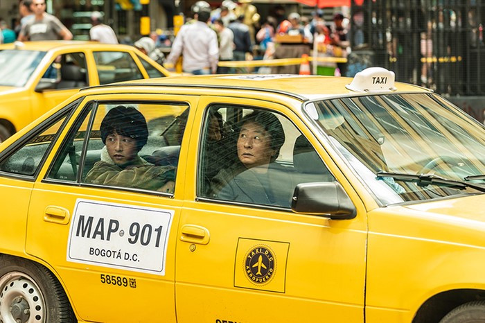 Song Jong Ki (39 tuổi) được cho là ra mắt muộn trong ngành giải trí xứ Hàn. Song Jong Ki chia sẻ: "Khi còn học đại học, tôi bắt đầu làm việc một cách nghiêm túc trong ngành giải trí vào khoảng thời gian bạn bè tôi trở về sau nghĩa vụ quân sự và bắt đầu cuộc sống xã hội của họ. Đó không phải là một lựa chọn an toàn. Vẫn như lần ra mắt cách đây 16 năm, tôi luôn chọn thử những phong cách làm việc mới hơn là ổn định. Bộ phim Bogota: Land of Last Chance sẽ ra mắt vào ngày 31/12 cũng là một phần của thử thách đó". Nói về bộ phim sắp ra mắt, Song Jong Ki vô cùng phấn khích: "Nó kích thích cảm giác thử thách của tôi. Tôi cảm thấy đó là một trải nghiệm mà tôi sẽ không thể có được nếu không làm điều đó ngay bây giờ. Tôi dường như là kiểu người cảnh giác với việc không thể phát triển hơn nữa. Tuy nhiên, nếu chi phí sản xuất là tiền của tôi thì tôi sẽ là người duy nhất bị mất tiền, nhưng vì việc này được thực hiện bằng tiền do người khác đầu tư nên tất nhiên tôi rất quan tâm. Thật vô trách nhiệm trong ngành này khi chỉ cố gắng thực hiện những ham muốn cá nhân mà không chú ý đến điều đó. Tôi thực sự hy vọng bộ phim sẽ thành công". Bogota: Land of Last Chance là câu chuyện về một gia đình chạy trốn đến Bogota, Colombia khi công việc kinh doanh của họ thất bại, ngay sau cuộc khủng hoảng ngoại hối năm 1997 (IMF). Song Jong Ki vào vai Gook Hee, một cậu con trai đang vật lộn để sinh tồn giữa người cha bất tài và người mẹ bất lực. Song Jong Ki (39 tuổi) được cho là ra mắt muộn trong ngành giải trí xứ Hàn. Song Jong Ki chia sẻ: "Khi còn học đại học, tôi bắt đầu làm việc một cách nghiêm túc trong ngành giải trí vào khoảng thời gian bạn bè tôi trở về sau nghĩa vụ quân sự và bắt đầu cuộc sống xã hội của họ. Đó không phải là một lựa chọn an toàn. Vẫn như lần ra mắt cách đây 16 năm, tôi luôn chọn thử những phong cách làm việc mới hơn là ổn định. Bộ phim Bogota: Land of Last Chance sẽ ra mắt vào ngày 31/12 cũng là một phần của thử thách đó". Nói về bộ phim sắp ra mắt, Song Jong Ki vô cùng phấn khích: "Nó kích thích cảm giác thử thách của tôi. Tôi cảm thấy đó là một trải nghiệm mà tôi sẽ không thể có được nếu không làm điều đó ngay bây giờ. Tôi dường như là kiểu người cảnh giác với việc không thể phát triển hơn nữa. Tuy nhiên, nếu chi phí sản xuất là tiền của tôi thì tôi sẽ là người duy nhất bị mất tiền, nhưng vì việc này được thực hiện bằng tiền do người khác đầu tư nên tất nhiên tôi rất quan tâm. Thật vô trách nhiệm trong ngành này khi chỉ cố gắng thực hiện những ham muốn cá nhân mà không chú ý đến điều đó. Tôi thực sự hy vọng bộ phim sẽ thành công". Bogota: Land of Last Chance là câu chuyện về một gia đình chạy trốn đến Bogota, Colombia khi công việc kinh doanh của họ thất bại, ngay sau cuộc khủng hoảng ngoại hối năm 1997 (IMF). Song Jong Ki vào vai Gook Hee, một cậu con trai đang vật lộn để sinh tồn giữa người cha bất tài và người mẹ bất lực.