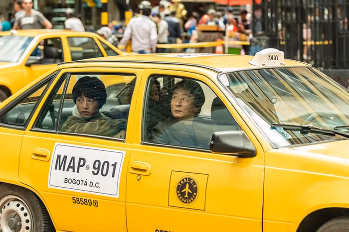 Song Jong Ki (39 tuổi) được cho là ra mắt muộn trong ngành giải trí xứ Hàn. Song Jong Ki chia sẻ: "Khi còn học đại học, tôi bắt đầu làm việc một cách nghiêm túc trong ngành giải trí vào khoảng thời gian bạn bè tôi trở về sau nghĩa vụ quân sự và bắt đầu cuộc sống xã hội của họ. Đó không phải là một lựa chọn an toàn. Vẫn như lần ra mắt cách đây 16 năm, tôi luôn chọn thử những phong cách làm việc mới hơn là ổn định. Bộ phim Bogota: Land of Last Chance sẽ ra mắt vào ngày 31/12 cũng là một phần của thử thách đó". Nói về bộ phim sắp ra mắt, Song Jong Ki vô cùng phấn khích: "Nó kích thích cảm giác thử thách của tôi. Tôi cảm thấy đó là một trải nghiệm mà tôi sẽ không thể có được nếu không làm điều đó ngay bây giờ. Tôi dường như là kiểu người cảnh giác với việc không thể phát triển hơn nữa. Tuy nhiên, nếu chi phí sản xuất là tiền của tôi thì tôi sẽ là người duy nhất bị mất tiền, nhưng vì việc này được thực hiện bằng tiền do người khác đầu tư nên tất nhiên tôi rất quan tâm. Thật vô trách nhiệm trong ngành này khi chỉ cố gắng thực hiện những ham muốn cá nhân mà không chú ý đến điều đó. Tôi thực sự hy vọng bộ phim sẽ thành công". Bogota: Land of Last Chance là câu chuyện về một gia đình chạy trốn đến Bogota, Colombia khi công việc kinh doanh của họ thất bại, ngay sau cuộc khủng hoảng ngoại hối năm 1997 (IMF). Song Jong Ki vào vai Gook Hee, một cậu con trai đang vật lộn để sinh tồn giữa người cha bất tài và người mẹ bất lực.