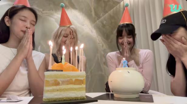 BLACKPINK đã chia sẻ niềm vui kỷ niệm 8 năm với buổi giới thiệu sản xuất bộ phim BLACKPINK WORLD TOUR [BORN PINK] IN CINEMAS được tổ chức tại Quảng trường Thời đại ở Yeongdeungpo, Seoul vào ngày 9/8 và xuất hiện chính thức với đầy đủ các thành viên lần đầu tiên sau một thời gian dài. BLACKPINK WORLD TOUR [BORN PINK] IN CINEMAS là bộ phim chứa các cảnh quay trực tiếp của chuyến lưu diễn vòng quanh thế giới BORN PINK, kết thúc phần cuối tại Gocheok Sky Dome ở Gocheok-dong, Seoul. Phim sẽ được trình chiếu tại hơn 110 quốc gia, bao gồm Hàn Quốc, Hoa Kỳ và Vương quốc Anh, con số lớn nhất từ trước đến nay cho một buổi biểu diễn trực tiếp của một nhóm nhạc nữ. Sự kiện để kỷ niệm việc phát hành bộ phim này sẽ được tổ chức trên tấm thảm &apos;hồng&apos; mang tính biểu tượng của BLACKPINK và nhóm dự định sẽ trực tiếp đến địa điểm này để giao lưu gần gũi hơn với người hâm mộ. Ngoài ra, được biết, 4 thành viên Jisoo, Jennie, Rosé và Lisa sẽ đích thân đến rạp để chào khán giả nhằm bày tỏ lòng biết ơn, khiến người hâm mộ thêm kỳ vọng.