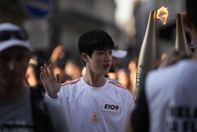 Jin của BTS đã giữ vững vị trí đầu danh sách trong tháng này với chỉ số danh tiếng thương hiệu là 5.606.311. Các cụm từ xếp hạng cao trong phân tích từ khóa của anh ấy bao gồm: "Thế vận hội Paris", "đuốc tiếp sức" và "Super Tuna", trong khi các thuật ngữ liên quan xếp hạng cao nhất của anh ấy bao gồm "đuốc", "ánh đèn sân khấu" và "đẹp trai". Phân tích tích cực-tiêu cực của Jin cũng cho thấy số điểm là 92,59% phản ứng tích cực. Jin của BTS đã giữ vững vị trí đầu danh sách trong tháng này với chỉ số danh tiếng thương hiệu là 5.606.311. Các cụm từ xếp hạng cao trong phân tích từ khóa của anh ấy bao gồm: "Thế vận hội Paris", "đuốc tiếp sức" và "Super Tuna", trong khi các thuật ngữ liên quan xếp hạng cao nhất của anh ấy bao gồm "đuốc", "ánh đèn sân khấu" và "đẹp trai". Phân tích tích cực-tiêu cực của Jin cũng cho thấy số điểm là 92,59% phản ứng tích cực.