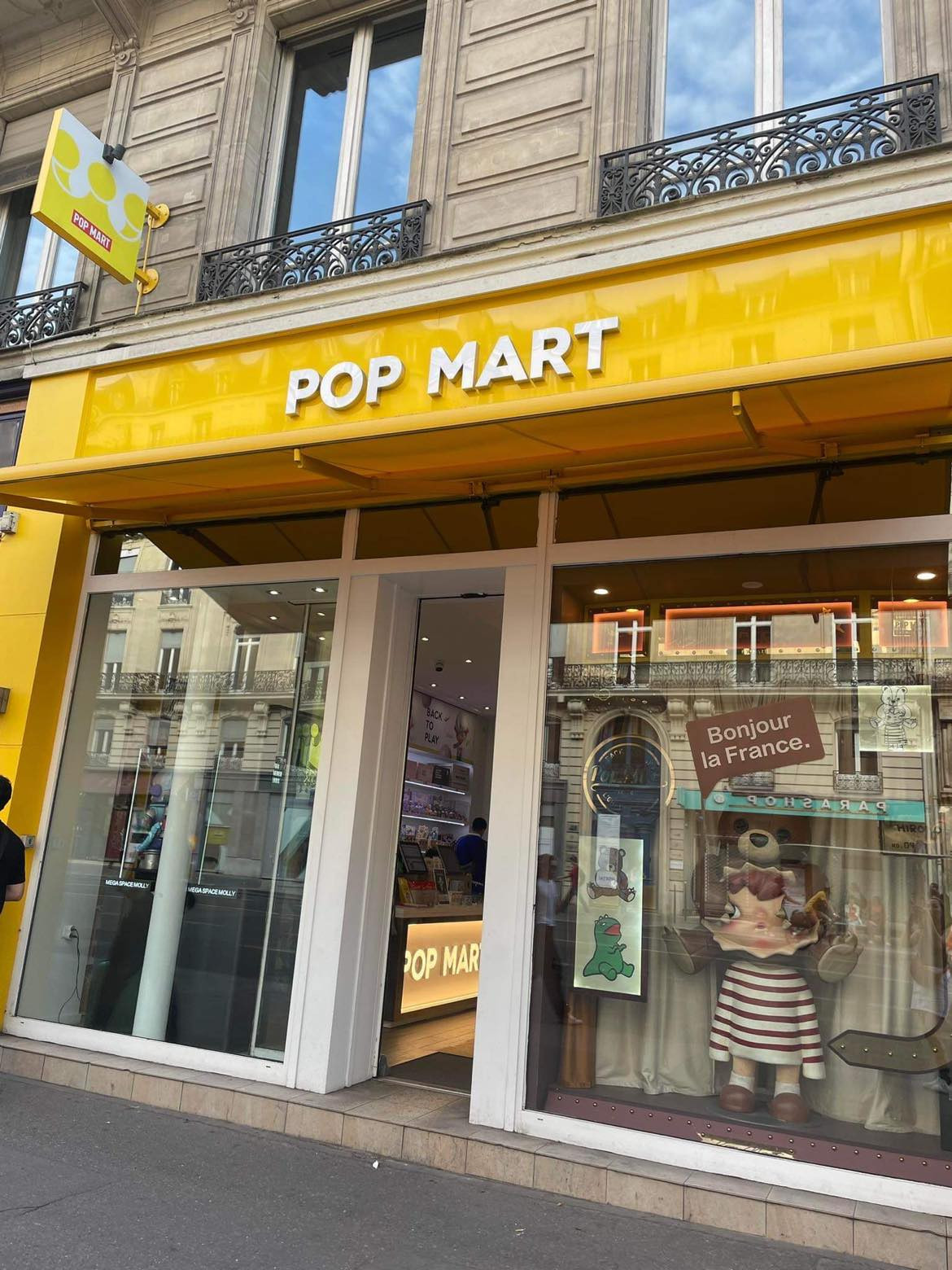 Dạo quanh các store PopMart ở nước ngoài, bạn sẽ thấy hầu như tất cả các chú Labubu đều 'sold out' hoặc nếu có thì sẽ là hàng 'random' (ngẫu nhiên) và bạn sẽ phụ thuộc vào sự may mắn của mình nếu muốn mua trúng con mình yêu thích, còn nếu không, bạn sẽ phải mua cả set với giá tương đối cao, đó cũng là một phần lý do khiến giá cả của những chú 'The monsters' này bị đội giá lên gấp đôi, thậm chí gấp ba lần giá gốc... Chẳng hạn, với giá gốc, một chú Labubu v1 (macaron) móc khóa size khoảng 17cm ở store là khoảng 380.000 - 400.000 đồng thì nếu bạn mua hàng xách tay nguyên seal, đã check card thì giá sẽ khoảng từ 900.000 đến 1 triệu đồng.