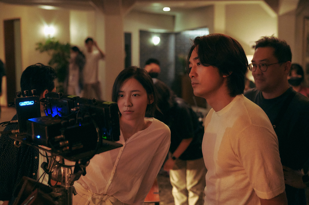 Trong Hidden Face, đạo diễn Kim một lần nữa bắt tay với Song Seung Heon và Cho Yeo Jeong, những người đã làm việc cùng nhau trong Human Addiction. Đạo diễn Kim cho biết: "Mỗi người đều có một bí mật không thể nói ra. Thông thường, luôn có sự xung đột giữa ham muốn chiếm hữu và tôi đã nghĩ điều gì sẽ xảy ra nếu bí mật của bí mật va chạm nhau. Tôi muốn khắc họa những hành lang tối tăm của tâm hồn hoặc bản năng". Trong Hidden Face, đạo diễn Kim một lần nữa bắt tay với Song Seung Heon và Cho Yeo Jeong, những người đã làm việc cùng nhau trong Human Addiction. Đạo diễn Kim cho biết: "Mỗi người đều có một bí mật không thể nói ra. Thông thường, luôn có sự xung đột giữa ham muốn chiếm hữu và tôi đã nghĩ điều gì sẽ xảy ra nếu bí mật của bí mật va chạm nhau. Tôi muốn khắc họa những hành lang tối tăm của tâm hồn hoặc bản năng".