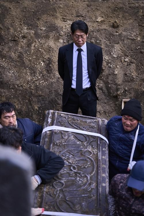 Nam diễn viên Yoo Hae Jin, người giỏi thích ứng với mọi vai diễn đã chia sẻ về vai diễn người chuyên tổ chức tang lễ: "Khi tôi xem kịch bản, tôi tò mò nó sẽ như thế nào,vì mình chưa quen với thể loại này. Tôi đã bắt đầu nó với những kỳ vọng như vậy, và trong buổi xem trước, tôi nghĩ nó là vô song về mặt hình ảnh và những thứ tương tự. Mọi người sẽ thích nó vì sự bí ẩn trong đó.Tôi không phải là người cuồng tín huyền bí hay gì cả, nhưng tôi thích những câu chuyện hay. Tôi thấy vui khi đọc kịch bản. Nó không chỉ là giải trí mà còn bao gồm rất nhiều thứ. Bất kể bạn cảm thấy thế nào, nó có vẻ như rất nhiều niềm vui. Khi mục đích rõ ràng, tôi cảm thấy thích thú và quyết định xuất hiện trong phim". Mặc dù nhân vật của Yoo Hae Jin ít tác động hơn nhưng lại là người trợ giúp vô hình, thấu hiểu và dẫn dắt suy nghĩ của khán giả. Nam diễn viên Yoo Hae Jin, người giỏi thích ứng với mọi vai diễn đã chia sẻ về vai diễn người chuyên tổ chức tang lễ: "Khi tôi xem kịch bản, tôi tò mò nó sẽ như thế nào,vì mình chưa quen với thể loại này. Tôi đã bắt đầu nó với những kỳ vọng như vậy, và trong buổi xem trước, tôi nghĩ nó là vô song về mặt hình ảnh và những thứ tương tự. Mọi người sẽ thích nó vì sự bí ẩn trong đó.Tôi không phải là người cuồng tín huyền bí hay gì cả, nhưng tôi thích những câu chuyện hay. Tôi thấy vui khi đọc kịch bản. Nó không chỉ là giải trí mà còn bao gồm rất nhiều thứ. Bất kể bạn cảm thấy thế nào, nó có vẻ như rất nhiều niềm vui. Khi mục đích rõ ràng, tôi cảm thấy thích thú và quyết định xuất hiện trong phim". Mặc dù nhân vật của Yoo Hae Jin ít tác động hơn nhưng lại là người trợ giúp vô hình, thấu hiểu và dẫn dắt suy nghĩ của khán giả.