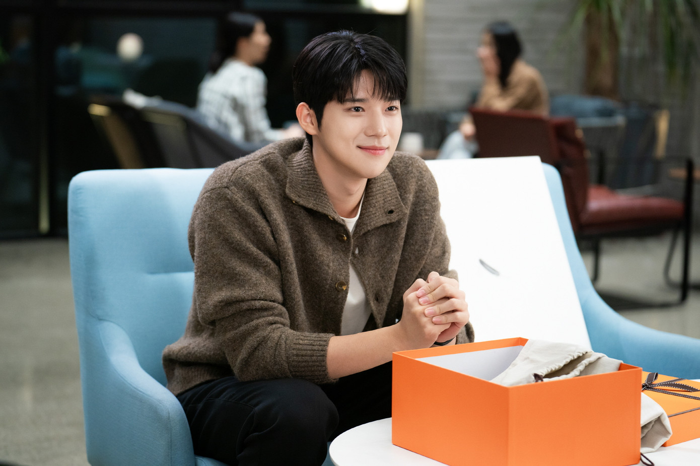 Moon Sang Min vào vai Seo Joo Won, con trai út của một gia đình tài phiệt. Anh là người đã gạt mọi thứ sang một bên vì Ha Yoon Seo và làm mọi cách để thay đổi suy nghĩ của cô về cuộc chia tay đột ngột. Moon Sang Min vào vai Seo Joo Won, con trai út của một gia đình tài phiệt. Anh là người đã gạt mọi thứ sang một bên vì Ha Yoon Seo và làm mọi cách để thay đổi suy nghĩ của cô về cuộc chia tay đột ngột.