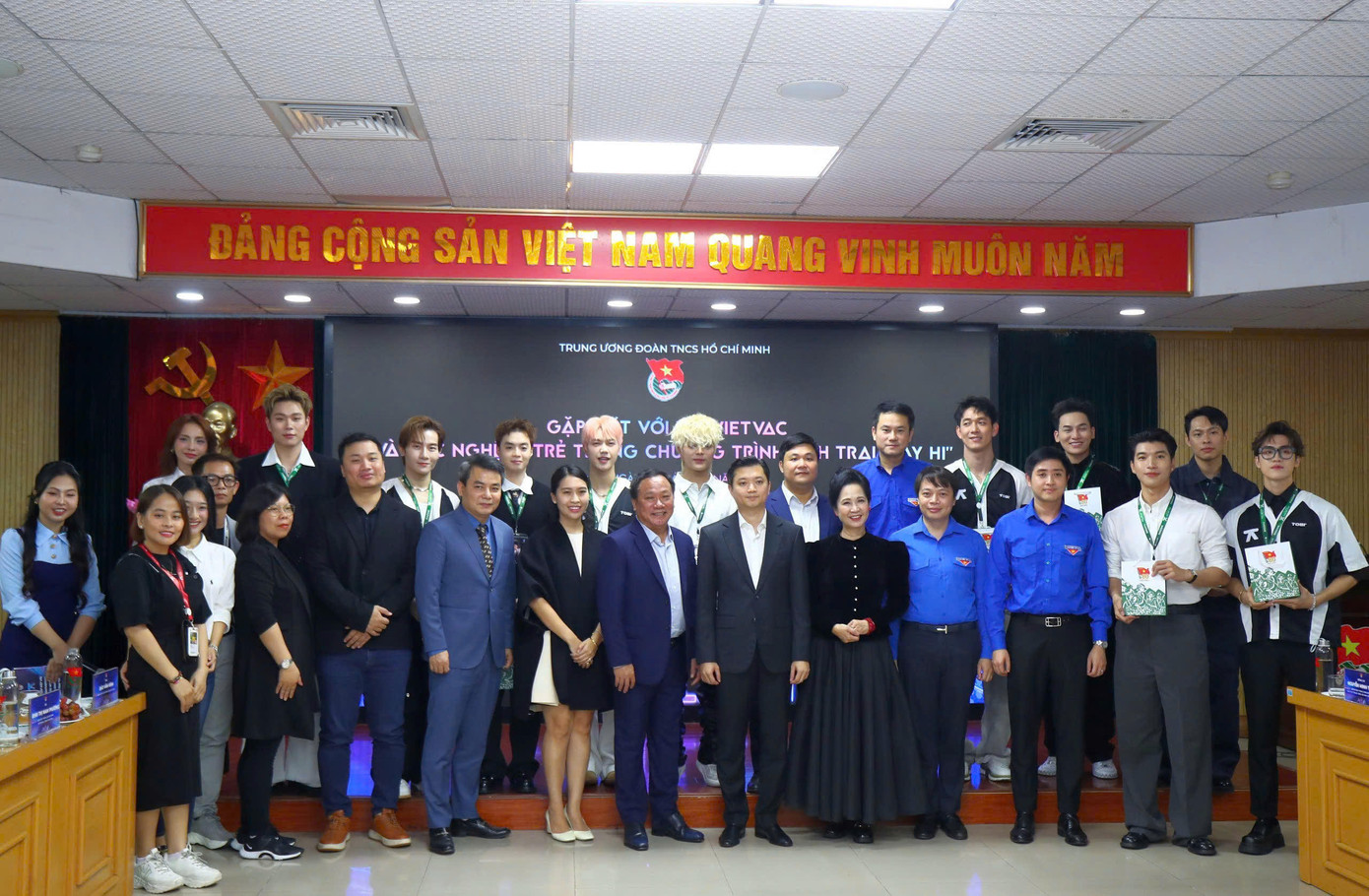 Anh Nguyễn Minh Triết tặng quà cho các “anh trai” tại buổi gặp mặt. Anh Nguyễn Minh Triết tặng quà cho các “anh trai” tại buổi gặp mặt.